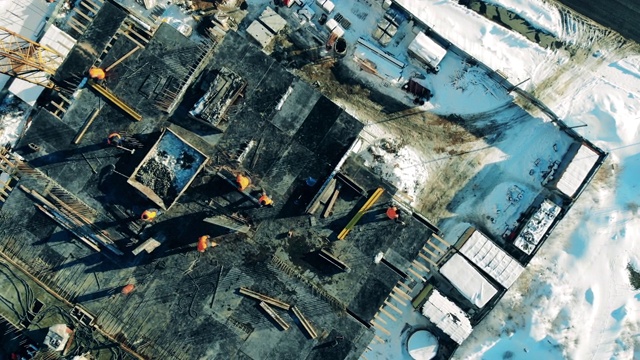一个正在建设中的城市建筑的俯视图，建筑商在上面视频素材