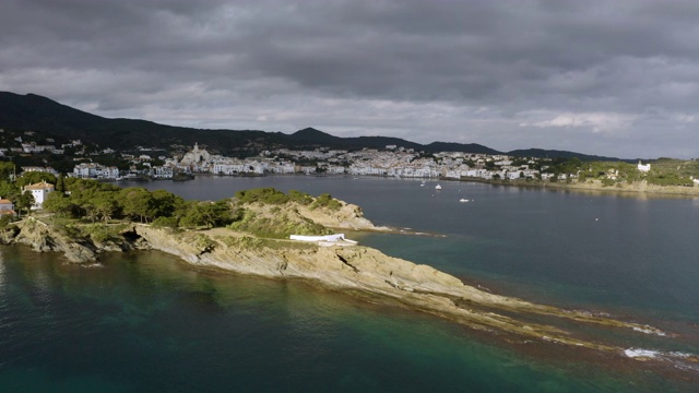 西班牙加泰罗尼亚卡达克斯周围的地中海岩石海岸视频下载