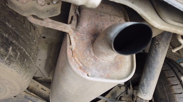 汽车修理厂旧汽车下面的排气管视频素材