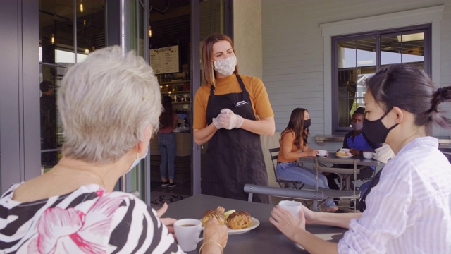 戴口罩的咖啡馆工作人员视频素材