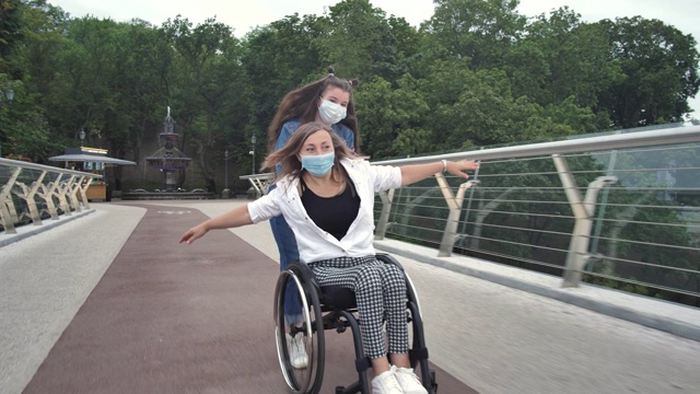 女儿开着轮椅，母亲在桥上视频下载