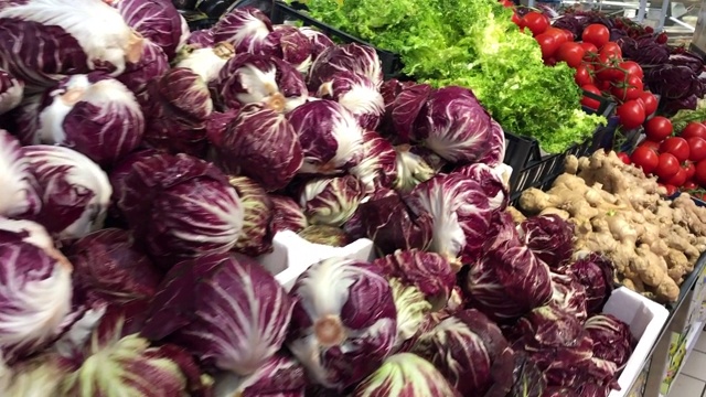 市场摊位上的新鲜蔬菜视频素材
