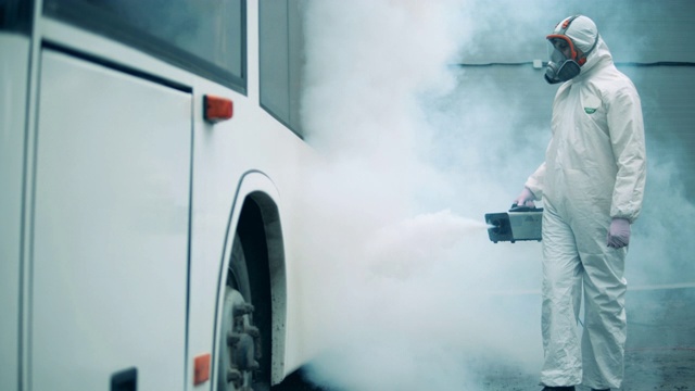 公共汽车外部正在接受卫生专家的消毒视频素材