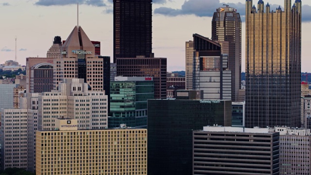 匹兹堡市中心的办公大楼-空中视频下载