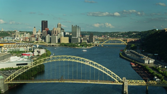 无人机飞越西端桥前往匹兹堡市中心和北岸视频下载