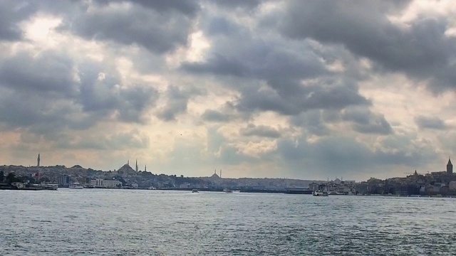 伊斯坦布尔的全景与天际线地标，清真寺尖塔，桥梁，塔在阴天视频素材