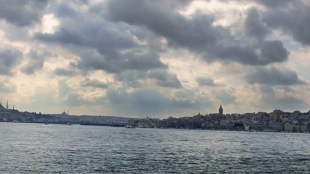 伊斯坦布尔的加拉塔桥和塔的天际线全景视频素材