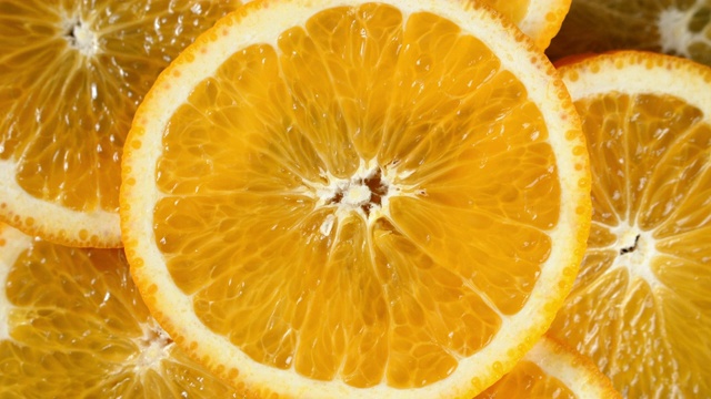 熟透的橙子切片慢慢旋转。视频素材