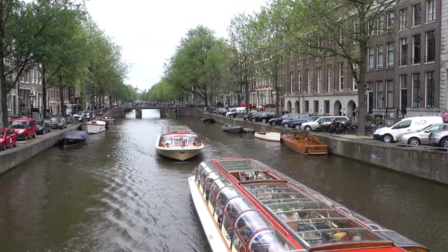 阿姆斯特丹运河有船。视频素材