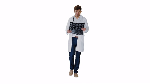 集中男性医生检查计算机断层扫描，同时行走在白色背景视频素材