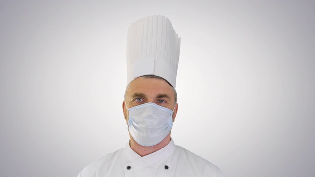 男厨师厨师戴着防护口罩，以防止病毒疾病的梯度背景视频下载