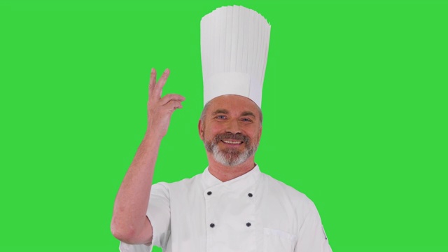 男厨师在绿屏上对着摄像机做果酱手势视频素材