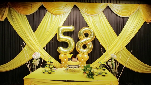 58岁生日快乐的金色气球，有蛋糕和舞台装饰视频下载