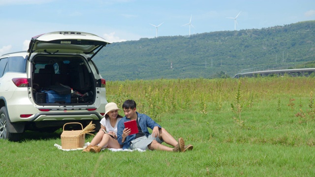 朋友们开车旅行，在乡村自然户外地点野餐。视频下载