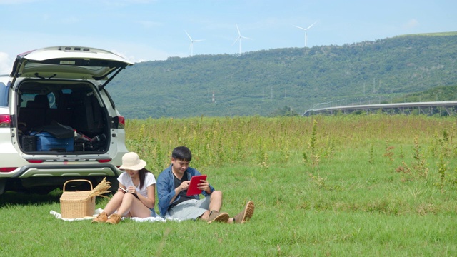朋友们开车旅行，在乡村自然户外地点野餐。视频素材
