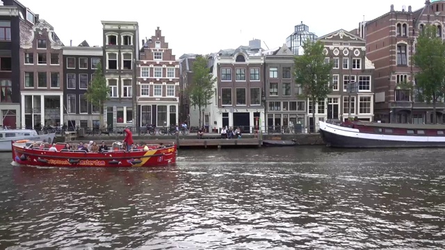 阿姆斯特丹运河里的船。视频素材