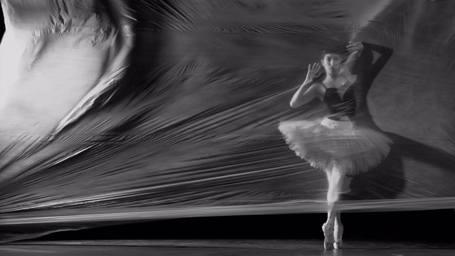 芭蕾舞女演员在薄尼龙上跳舞视频素材