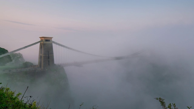 布里斯托尔清晨大雾中的克利夫顿吊桥，4k延时拍摄视频素材