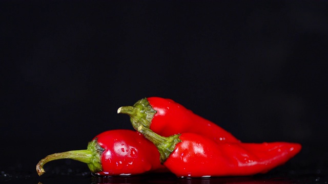 红辣椒和火焰的辣椒。视频素材