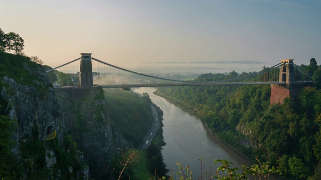 英国西南部布里斯托尔市的克利夫顿吊桥，日出时有雾，4k延时视频素材