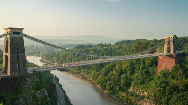 英国西南部布里斯托尔的克利夫顿吊桥，4k延时(放大)视频素材