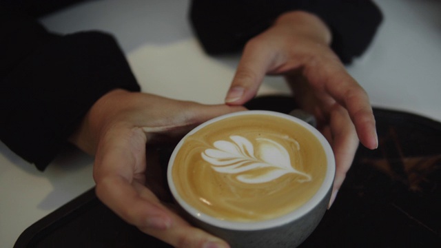 咖啡师在咖啡馆倒咖啡。视频素材