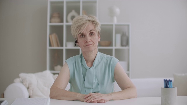 女性心理医生肖像在网上预约，老年妇女是听和点头，视频通话的概念视频素材
