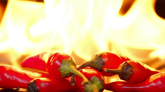 红辣椒在火焰中燃烧。视频素材