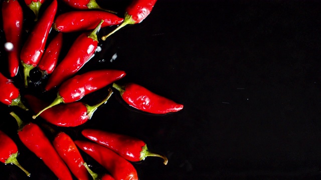 红辣椒的水滴。视频素材