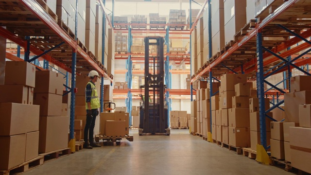 延时:零售仓库满货架的货物在纸板箱，工人扫描和分类包裹，移动库存与托盘卡车和叉车。产品配送物流中心视频素材