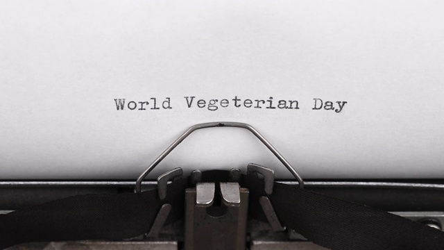 在一台老式打字机上打出一个节日世界素食日的名字视频下载