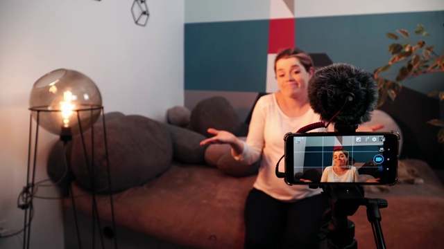 快乐的孕妇站在智能手机摄像头前接受采访视频下载