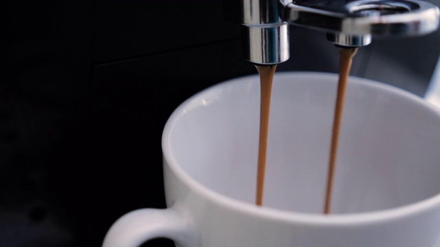 用咖啡机煮咖啡。视频素材