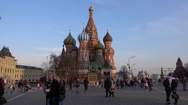 莫斯科，红场，瓦西里大教堂，人们走在广场上。视频素材