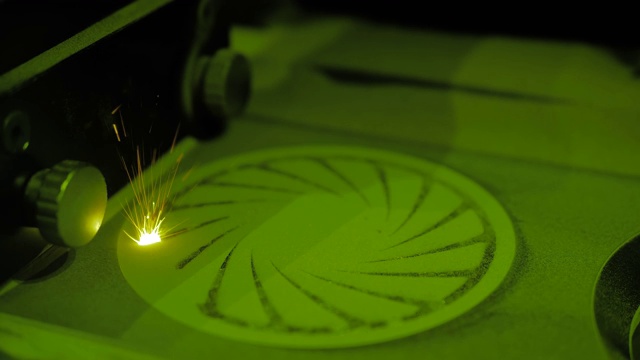 选择性激光熔化:增材制造金属3D打印机打印模型视频素材