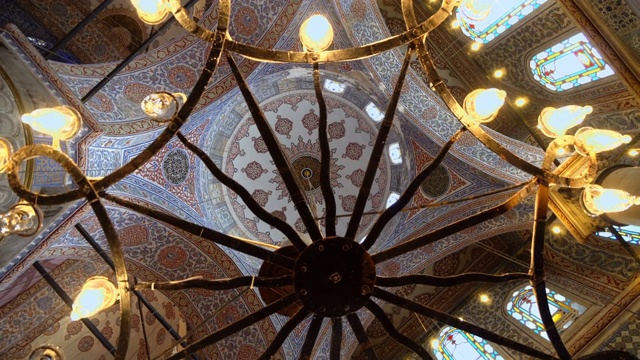 蓝色的清真寺内部天花板。也被称为苏丹艾哈迈德清真寺在伊斯坦布尔，土耳其视频素材