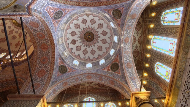 土耳其伊斯坦布尔的苏丹艾哈迈德清真寺(蓝色清真寺)内部视频素材