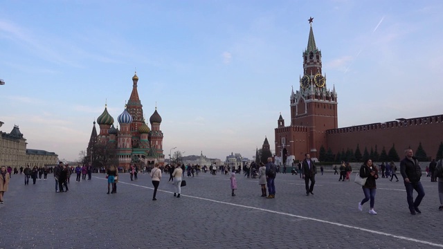 莫斯科，红场，瓦西里大教堂，克里姆林宫的Spasskaya塔，人们走在广场上。视频素材
