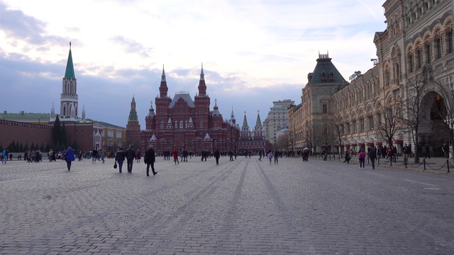 左边是莫斯科红场，国家历史博物馆，右边是GUM万能商店，人们在步行。视频下载