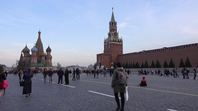 莫斯科，红场，瓦西里大教堂，克里姆林宫的Spasskaya塔，人们走在广场上。视频素材