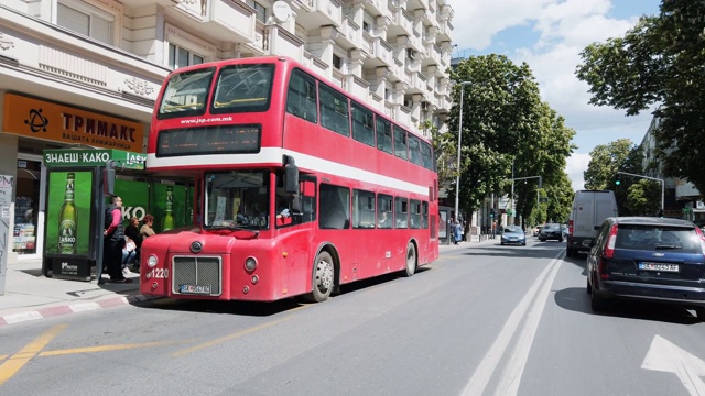 双层巴士是斯科普里的公共交通工具，慢动作视频下载
