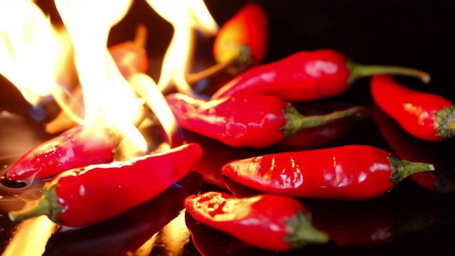 红辣椒燃烧着明亮的火焰。视频素材
