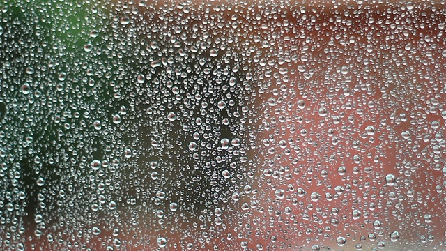 雨水滴在玻璃窗上视频素材