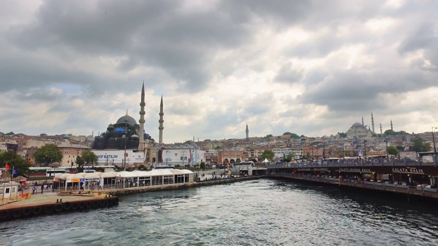 春天伊斯坦布尔的叶尼清真寺和加拉塔桥，鸟瞰图视频素材