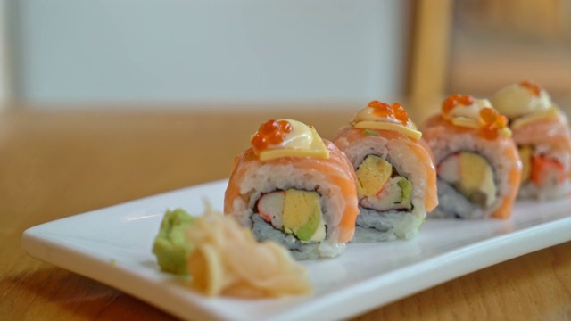 三文鱼卷寿司配芝士，日式料理风格视频素材