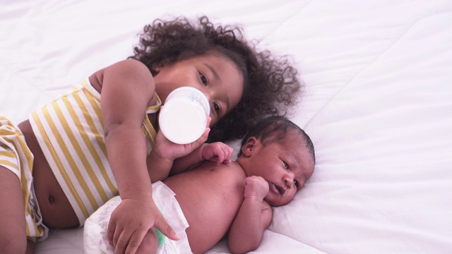黑皮肤的妹妹和弟弟睡在一起视频素材