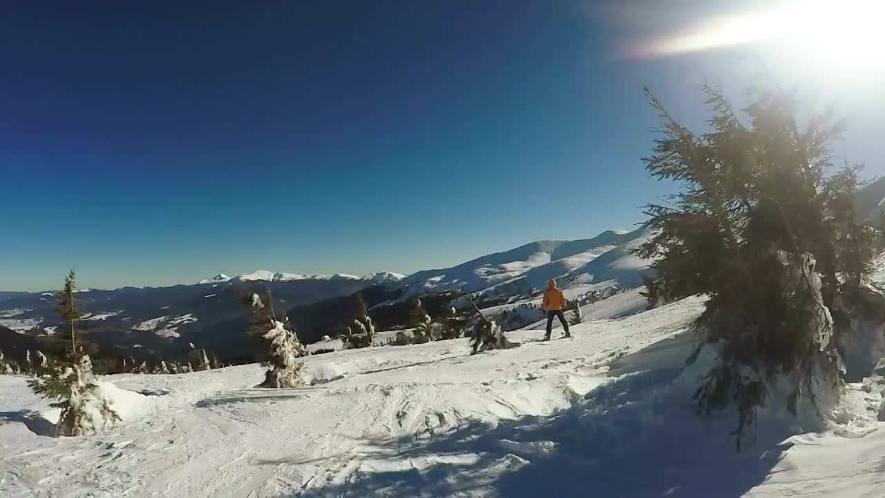 从雪山上滑下视频素材