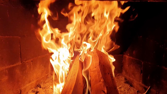 火在壁炉里，木头在燃烧视频下载