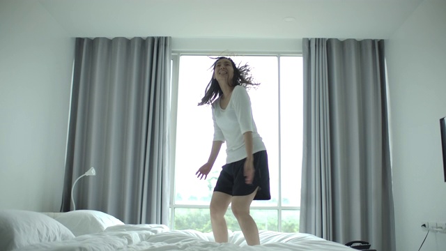 亚洲女人在床上跳，动作非常慢视频素材