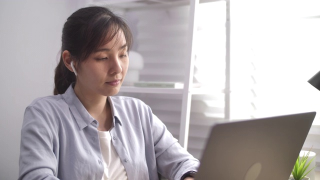 亚洲女性使用笔记本电脑视频素材